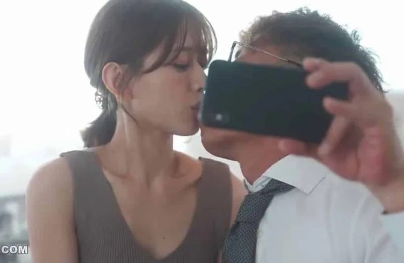 Thấy vợ hơi lạ, chồng xem điện thoại bà xã và thấy cảnh xoạc với cấp trên của mình