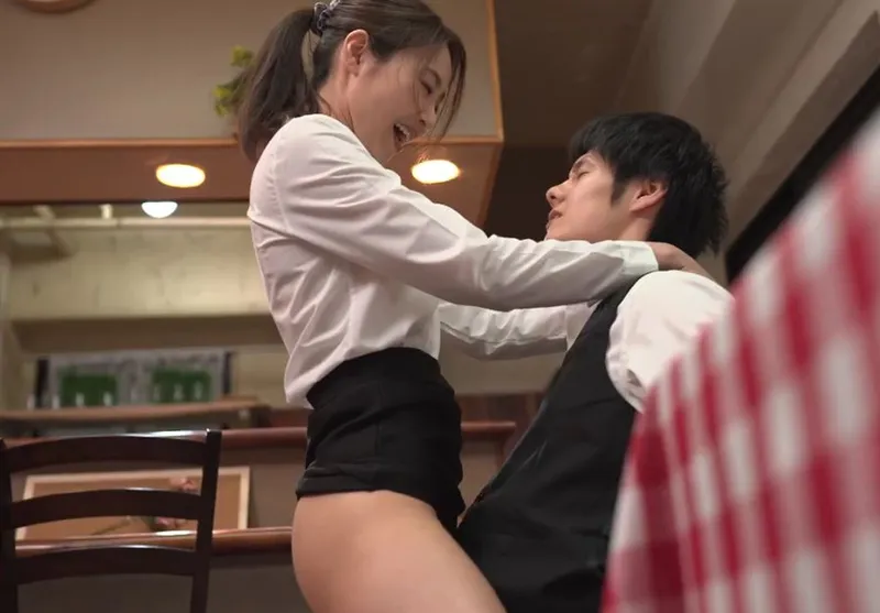 Cậu trai trẻ đụ cô đồng nghiệp có gã chồng nhưng chồng yêu “yếu”